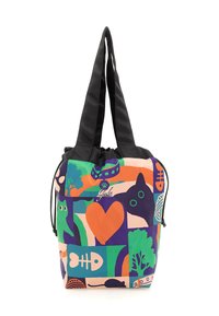 Borsa a spalla con manici neri che presenta illustrazioni colorate di un gatto astratto, cuori, alberi, ossa di pesce, gomitoli di lana e topi su un design a patchwork.