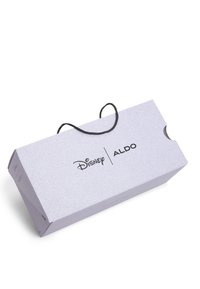 Boîte à chaussures rectangulaire argentée pailletée avec poignée en corde noire, marquée des logos Disney et ALDO sur le dessus et sur le côté.