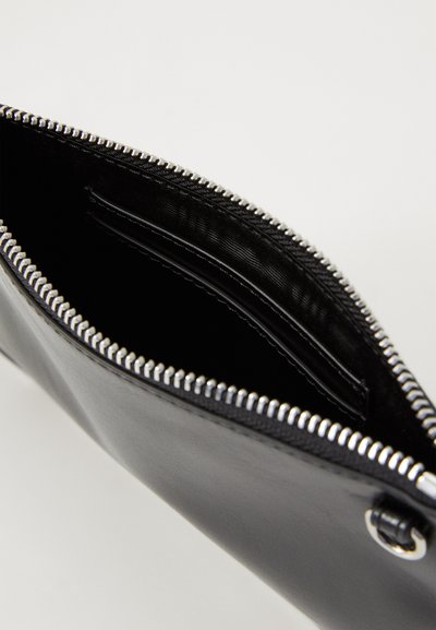 Portofel din piele neagră cu fermoar argintiu, având un interior spațios și compartimente separate pentru carduri. Suprafață texturată cu un finisaj elegant.