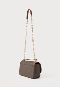 Ruskea kuvioitu olkalaukku, jossa on kultainen ketjuhihna, rakenteellinen muoto ja sileä nahkainen yläkahva.