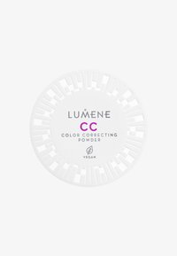 Lumene CC kleurcorrectiepoeder in een ronde witte container. Bevat een getextureerde deksel met uitsparingen, waarop de productnaam in grijs en roze is weergegeven. Inclusief vegan-label.