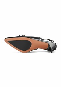 Scarpa nera in vernice con tacco alto, punta affilata, design elegante e suola in gomma beige con un accento nero.