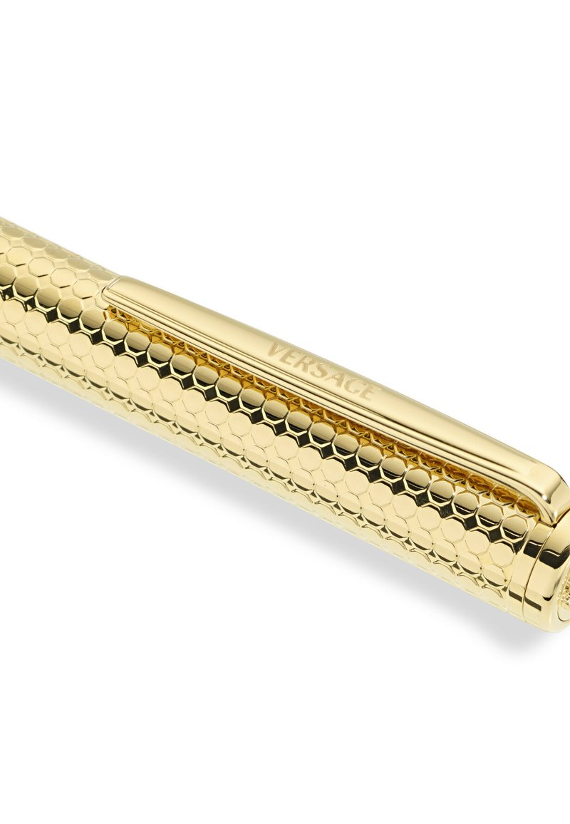 Penna d'oro con un motivo a nido d'ape testurizzato, dotata di una clip liscia. Il nome del marchio "VERSACE" inciso sul lato aggiunge un tocco di dettaglio.