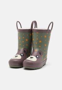 Bottes de pluie en caoutchouc vertes avec un design de visage d'ours, des étoiles orange et des accents marron. Comprend deux poignées de traction pour un enfilage facile.