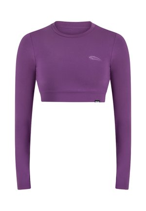 Lila, langärmliges, kurzes Oberteil aus dehnbarem Stoff mit rundem Ausschnitt und kleinem Logo in Kontrastfarbe auf der Brust.