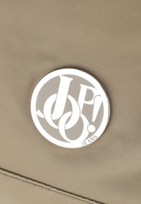 JOOP! Jeans LIETISSIMO ELVA - Nahrbtnik - mud