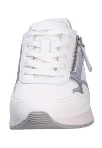 Witte sneakers met een bovenwerk van gestructureerde stof en zilveren accenten, voorzien van vetersluiting en een zijrits voor extra gemak.