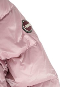 Giacca a vento rosa chiaro con finitura lucida, texture trapuntata e badge rotondo con logo. Tessuto morbido con dettagli cuciti.