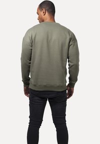 Urban Classics CREWNECK - Felpa - olive
