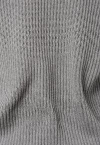 Grauer gerippter Strickstoff mit vertikalen Linien, der eine weiche Textur und einen leichten Stretch aufweist, ideal für Bekleidung oder Heimtextilien.