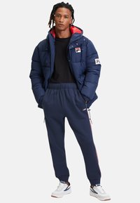 Fila Trainingsbroek - black iris true red