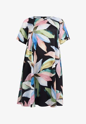 Sort kortærmet kjole med løs pasform, der har et stort flerfarvet pastelblomstermønster i pink, blå, grøn og hvid.
