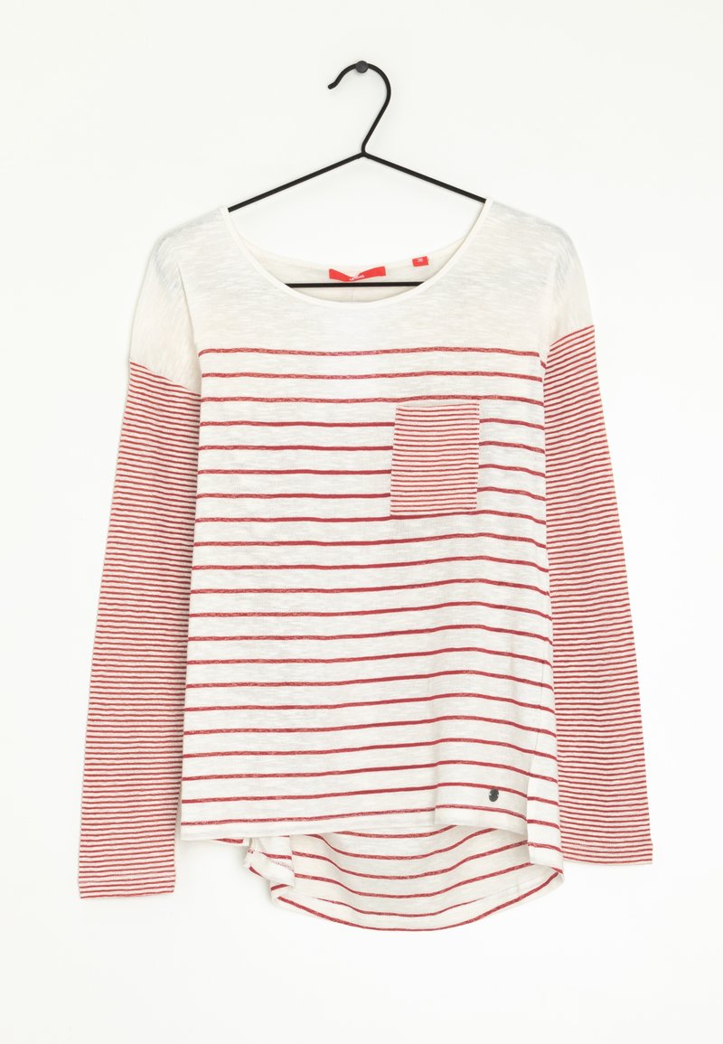 Pitkähihainen valkoinen paita, jossa on punaiset vaakaraidat; vasemmassa rinnassa pieni tasku ja hieman kaartuva helma.