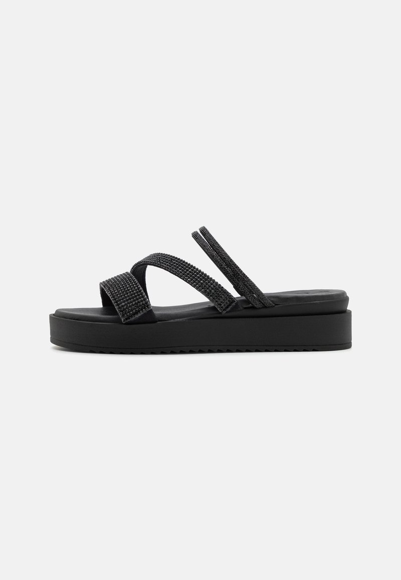 Sandales à plateforme noires avec des brides texturées, une semelle lisse et une semelle ergonomique. Comprend un design avec deux brides étroites et une bride large.