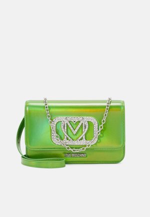 Zielona, iryzująca torebka na ramię Love Moschino z srebrnym łańcuszkiem oraz logo w kształcie serca wysadzanym kryształkami na przednim klapie.