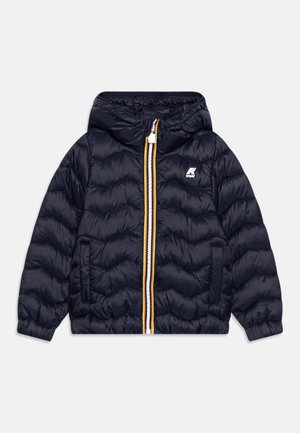 Granatowa puchowa kurtka z kapturem, przednimi kieszeniami i paskowanym zamkiem błyskawicznym w białym, żółtym i pomarańczowym kolorze, z małym białym logo na piersi.
