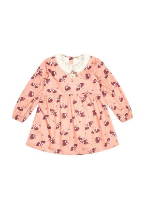 Langærmet kjole i blødt lyserødt stof med en hvid blonderkrave, prydet med et print af mørkerøde sommerfugle og en figursyet krop med en udvidende nederdel.