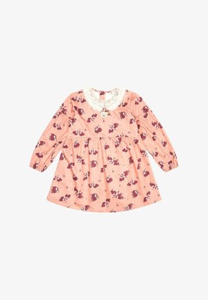 Robe à manches longues en tissu rose tendre avec un col en dentelle blanche, présentant un imprimé de papillons marron rouge et un corsage ajusté avec une jupe évasée.