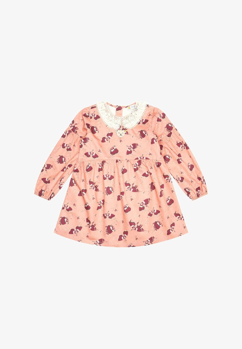 Robe à manches longues en tissu rose tendre avec un col en dentelle blanche, présentant un imprimé de papillons marron rouge et un corsage ajusté avec une jupe évasée.