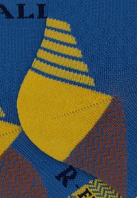 Calzini lavorati a maglia in blu, giallo e marrone. Presentano strisce gialle e blu, motivi a zigzag e zone rinforzate per il tallone e le punte.