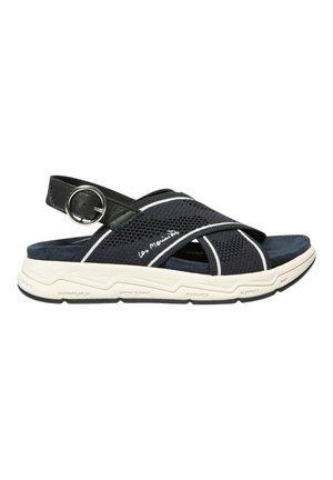 Sandale sportive noir et blanc avec des brides croisées en maille, une bride de talon réglable à boucle, une semelle blanche rembourrée et des détails de texte sur les brides et la semelle.