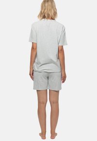 Grau Baumwoll-Pyjama-Set mit einem Kurzarmoberteil und passenden Shorts, mit lockerer Passform und glatter Textur, von hinten gesehen.