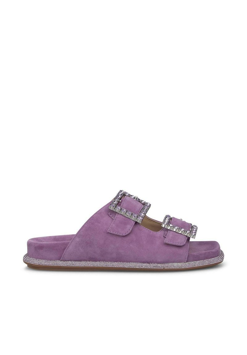Paarse suede slip-on sandaal met twee brede banden en decoratieve kristallen gespen, en een getextureerde zool met metallic accenten.