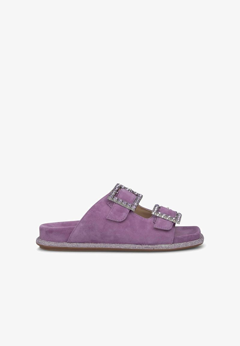 Paarse suede slip-on sandaal met twee brede banden en decoratieve kristallen gespen, en een getextureerde zool met metallic accenten.