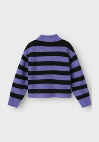 Maglione lavorato a maglia con strisce orizzontali nere e lavanda. Texture a coste e dettaglio del colletto, con maniche lunghe e design corto.
