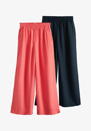 Două perechi de pantaloni cu croială largă, cu talie elastică și buzunare laterale, unul corai și unul negru, expuse pe un fundal alb.