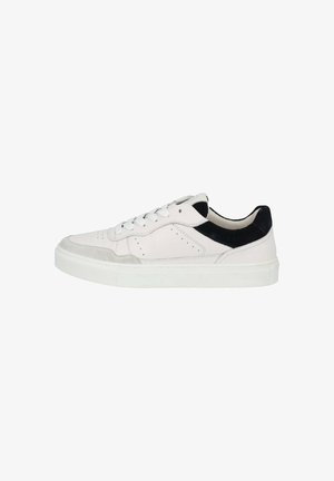 Weiße Ledersneaker mit schwarzen Wildledereinsätzen, abgerundetem Zeh, vorgestanztem Design an den Seiten und einer flachen weißen Gummisohle.