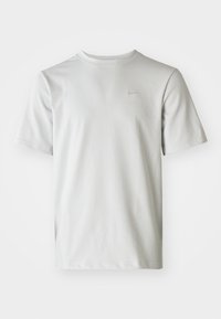 Lys grå kortærmet T-shirt med et struktureret ribbet mønster og et lille logo på brystet. Rund halsudskæring, afslappet pasform.