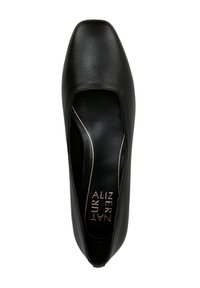 Chaussure en cuir noire avec un bout carré et un design découpé. L'intérieur présente une semelle intérieure de couleur claire avec le logo de la marque. Texture lisse sur l'ensemble.