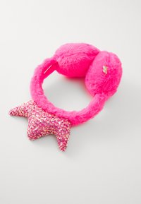Cache-oreilles en fourrure rose avec rembourrage en peluche et un accent étoile en sequins à l'avant ; texture douce et couleur vive.