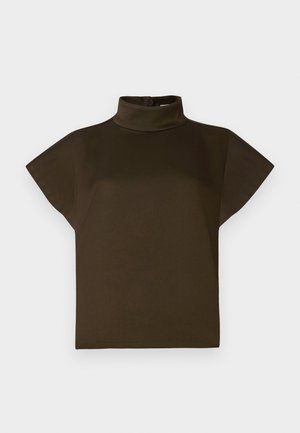 Haut marron à col roulé avec des manches courtes et larges. Fabriqué en tissu lisse avec une coupe décontractée. Dispose d'une fermeture au dos pour un enfilage facile.