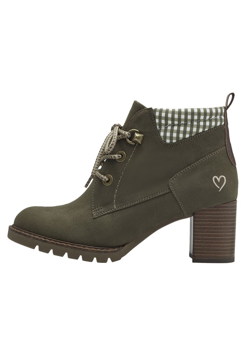 Zielone zamszowe botki za kostkę z sznurowanym przodem, pikowanym materiałowym wnętrzem oraz brązowym, teksturowanym słupkiem, z sercowym emblematem po boku.