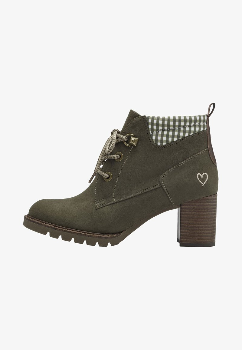 Zielone zamszowe botki za kostkę z sznurowanym przodem, pikowanym materiałowym wnętrzem oraz brązowym, teksturowanym słupkiem, z sercowym emblematem po boku.