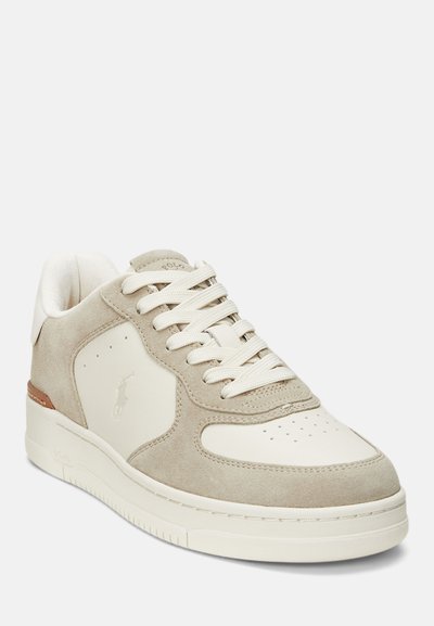 Beige suède en crèmekleurig leren sneaker met geperforeerde neus, witte veters en tan accenten. Beschikt over een gestructureerde zool en logodetail.