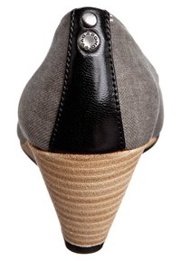 Kilklädd sko, grått tygöverdel, svart läderdetalj baktill, cirkulär metall-logotyp, texturerad beige klack med horisontella ränder.