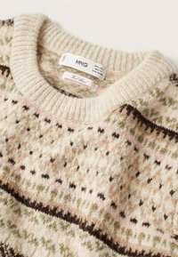 Gros plan d'un pull en tricot beige avec un motif géométrique multicolore et un col rond côtelé.