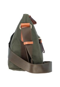 Borsa a spalla in nylon verde con accenti in pelle marrone, forma triangolare, tracolla regolabile e accessori in metallo. Presenta una chiusura a zip.