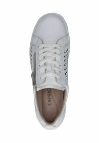 Fehér sneaker perforált oldallapokkal, kerek orral, lapos fűzős záródással és cipzár részlettel. Sima külső felület, puha belső béléssel.