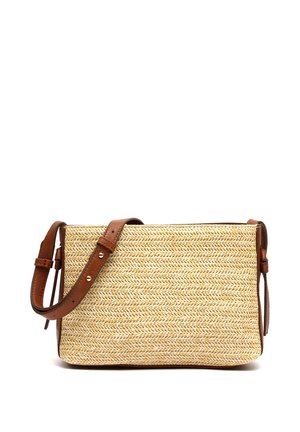 Suorakaiteen muotoinen kudottu olkilaukku säädettävällä ruskealla nahkahihnalla ja sivujen nahkakoristeilla valkoisella taustalla.