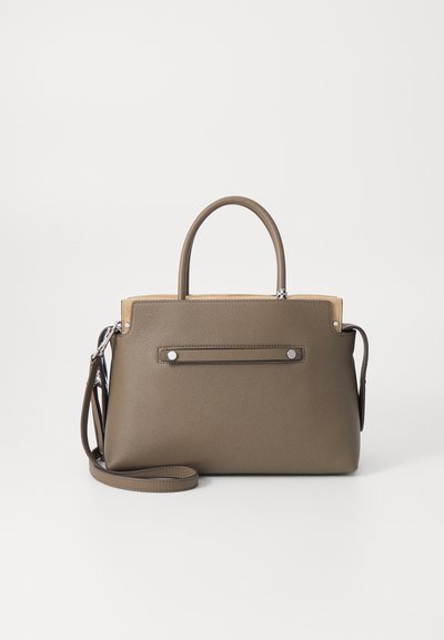 Sac à main en cuir brun texturé avec poignées supérieures, bandoulière amovible et détails en métal sur la poche avant.