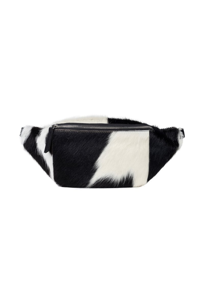 Borsa a tracolla in pelle di mucca bianca e nera con una superficie texturizzata, dotata di una cerniera argentata e un design spazioso per un facile trasporto.