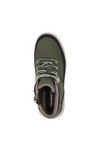 Zelená tkaninová bota s šedými akcenty, kulatou špičkou a zesílenou patou. Má strukturované tkaničky a polstrovaný lem pro pohodlí.