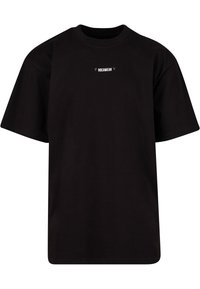 Juodas medvilninis marškinėliai su apvaliu kaklu, trumpomis rankovėmis ir baltu "ROCAWEAR" logotipu, centruotu ant krūtinės.
