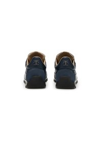Sneakers navy con tomaia in pelle liscia, dettagli in suede a contrasto e suola nera in gomma texture. Design minimalista con logo sul tallone.