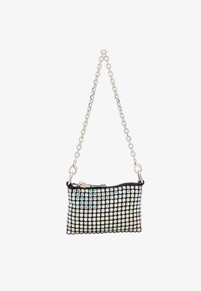 Sac noir avec une bandoulière en chaîne argentée, couvert de strass irisés, de forme rectangulaire, fermeture zippée sur le dessus, surface texturée.