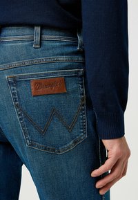 Wrangler TEXAS  - Straight leg -farkut - rouge